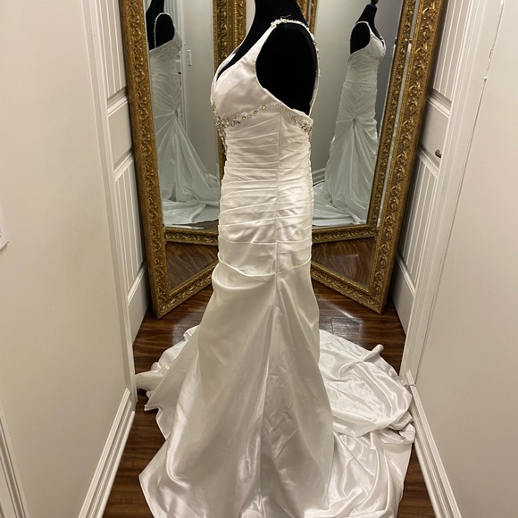 Demetrius wedding dress - Picture 3 of 9